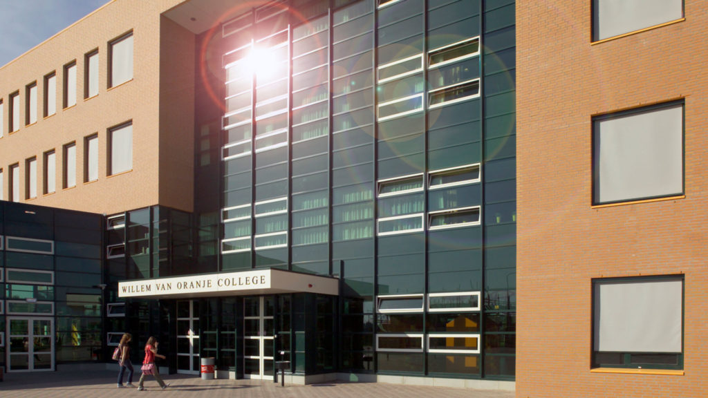 3888-Waalwijk-Willem-van-Oranje-College-exterieur-ingang-met