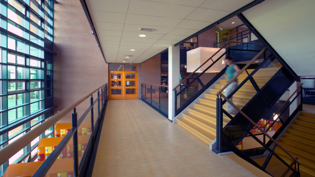 3888-Waalwijk-Willem-van-Oranje-College-interieur-overloop-zwevend-web